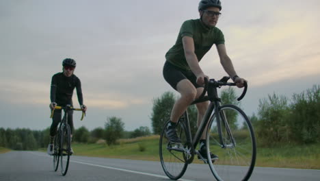 Dos-Ciclistas-En-Forma-Compiten-Entre-Sí-En-La-Carretera
